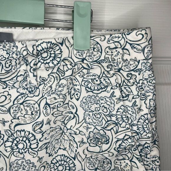 Old Navy Floral White and Blue Flat Front Cotton Shorts 6” Inseam 8 - Picture 5 of 10